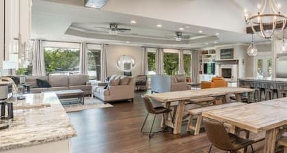 Luxury Lakefront Lodge - 16 Beds! 8 BRs! Sleeps 32!