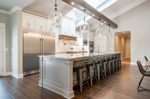 Luxury Lakefront Lodge - 16 Beds! 8 BRs! Sleeps 32!