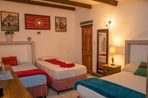 Basic Quadruple Room - Nikikot Hotel and Hostal Food & Drink (Antigua Guatemala)