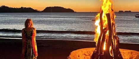 Beach nearby, sun loungers, beach towels