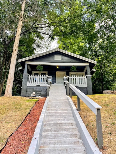 NEW! Modern & Cozy close to Downtown Attractions!