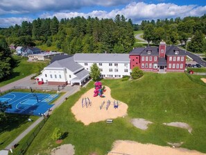 Sport court - The Homestead - Walk to village, bring the pup! (Johnson)