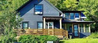 The Homestead - Walk to village, bring the pup!