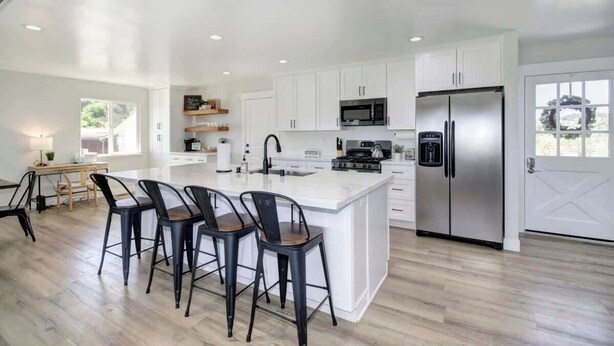 Coffee/tea maker, fridge, microwave, oven - Country Property, W&D, Open Concept, Pet Friendly (Loomis)