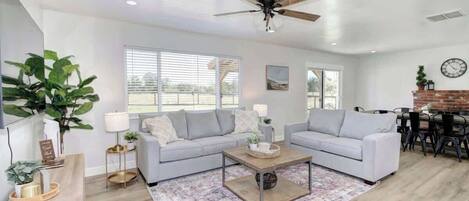 Télévision, livres, espaces bureaux