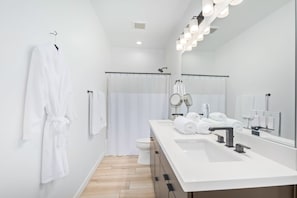 Ensemble douche/baignoire, sèche-cheveux, serviettes fournies, savon