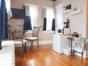 Room | Memory foam beds, individually decorated, individually furnished - The Bissing House (Hays)