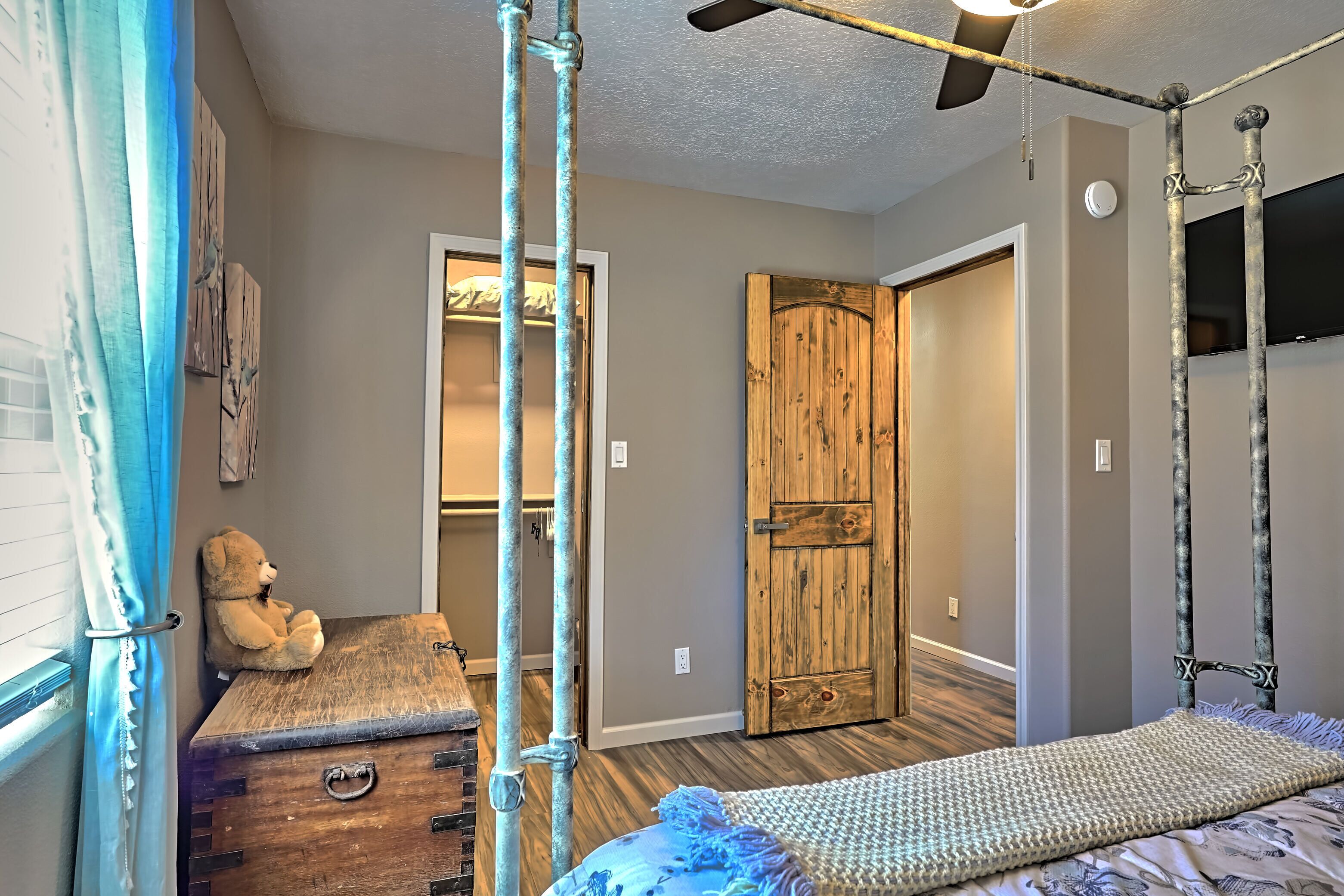 2 室のベッドルーム、セーフティボックス (室内)、WiFi (無料)、ベッドシーツ