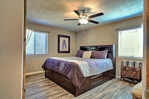 2 bedrooms, in-room safe, free WiFi, bed sheets - Turquoise Trail Bungalow with Amazing Views (Sandia Park)