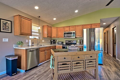 Turquoise Trail Bungalow with Amazing Views