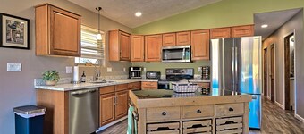 Turquoise Trail Bungalow with Amazing Views