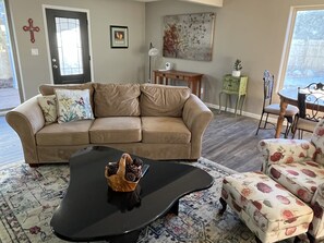 Smart TV, fireplace, books - Turquoise Trail Bungalow with Amazing Views (Sandia Park)