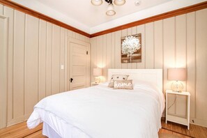 2 bedrooms, cots/infant beds, travel cot, free WiFi - Farmhouse Apartment - River Road Historic Home (Fountain City)