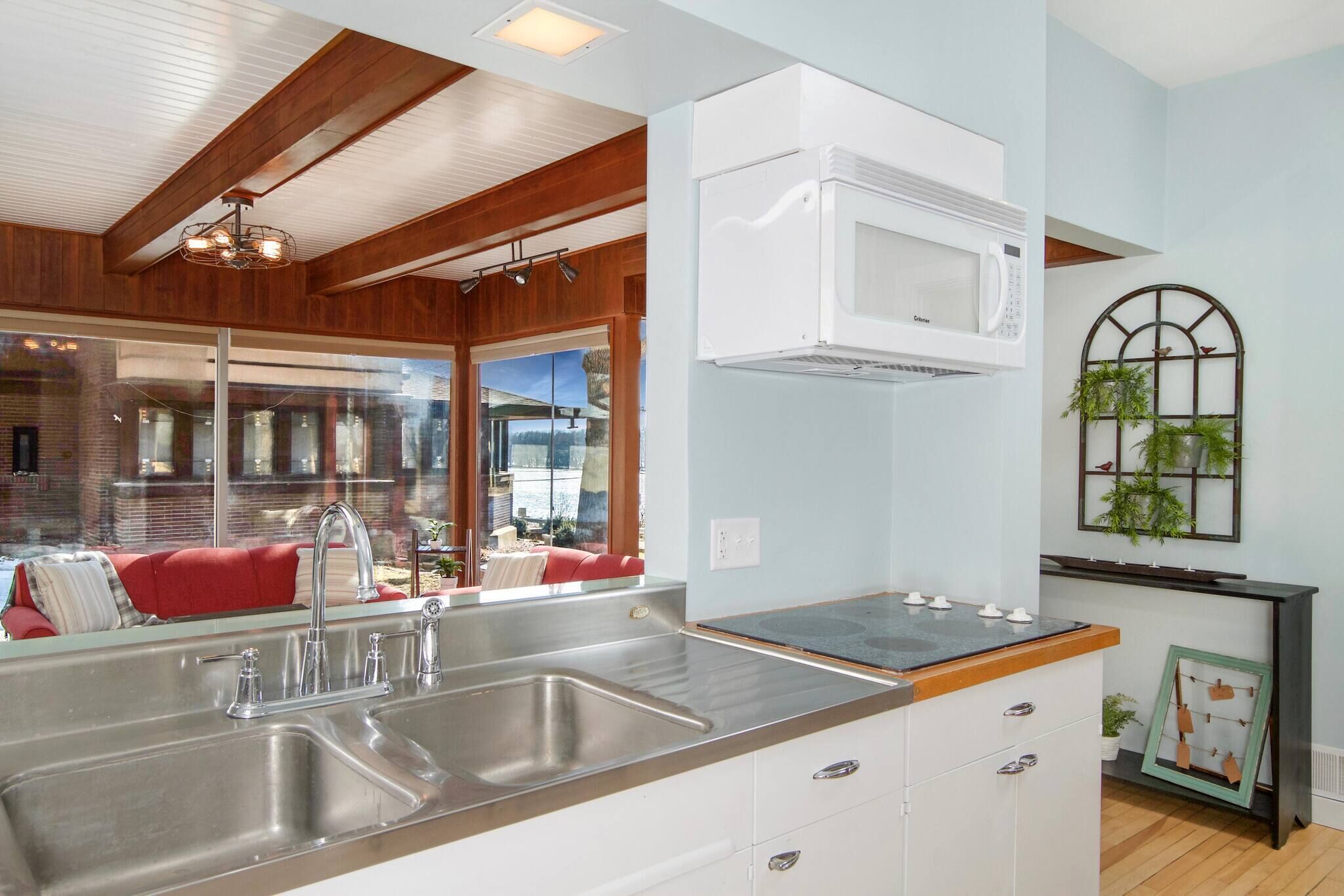 冷蔵庫、電子レンジ、オーブン、コンロ