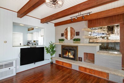 Farmhouse Apartment - River Road Historic Home