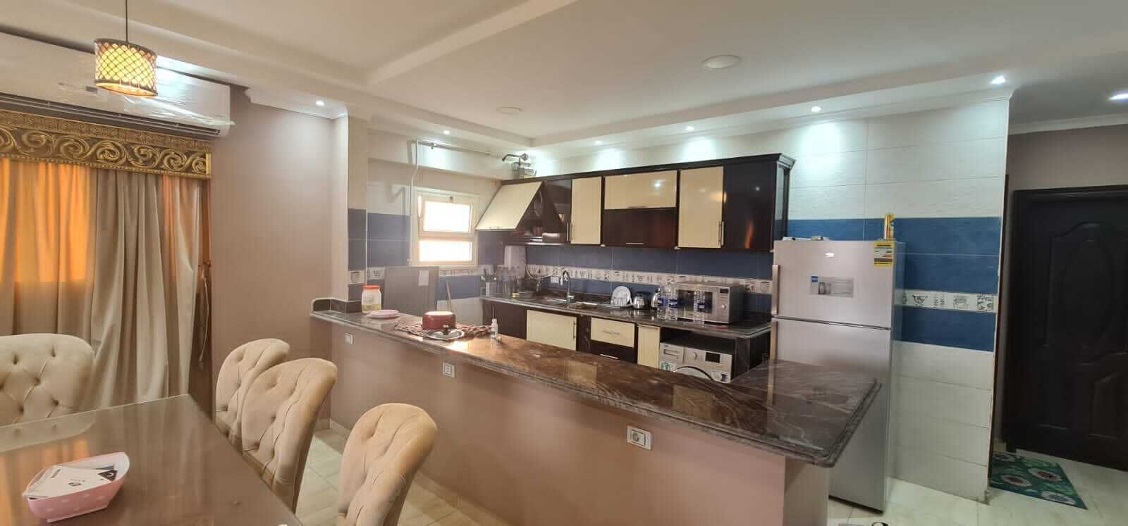 Frigorífico, horno, hervidor eléctrico y utensilios de cocina