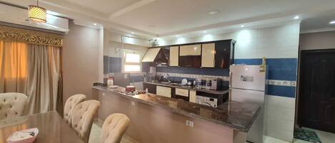 Réfrigérateur, four, bouilloire électrique