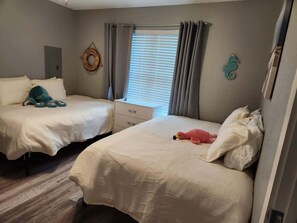 3 habitaciones, tabla de planchar con plancha, wifi y ropa de cama