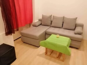 Appartement Duplex Confort | Coin séjour | Écrans d'ordinateur