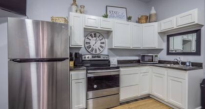 Bunkhouse on the Square-Pet Friendly!
