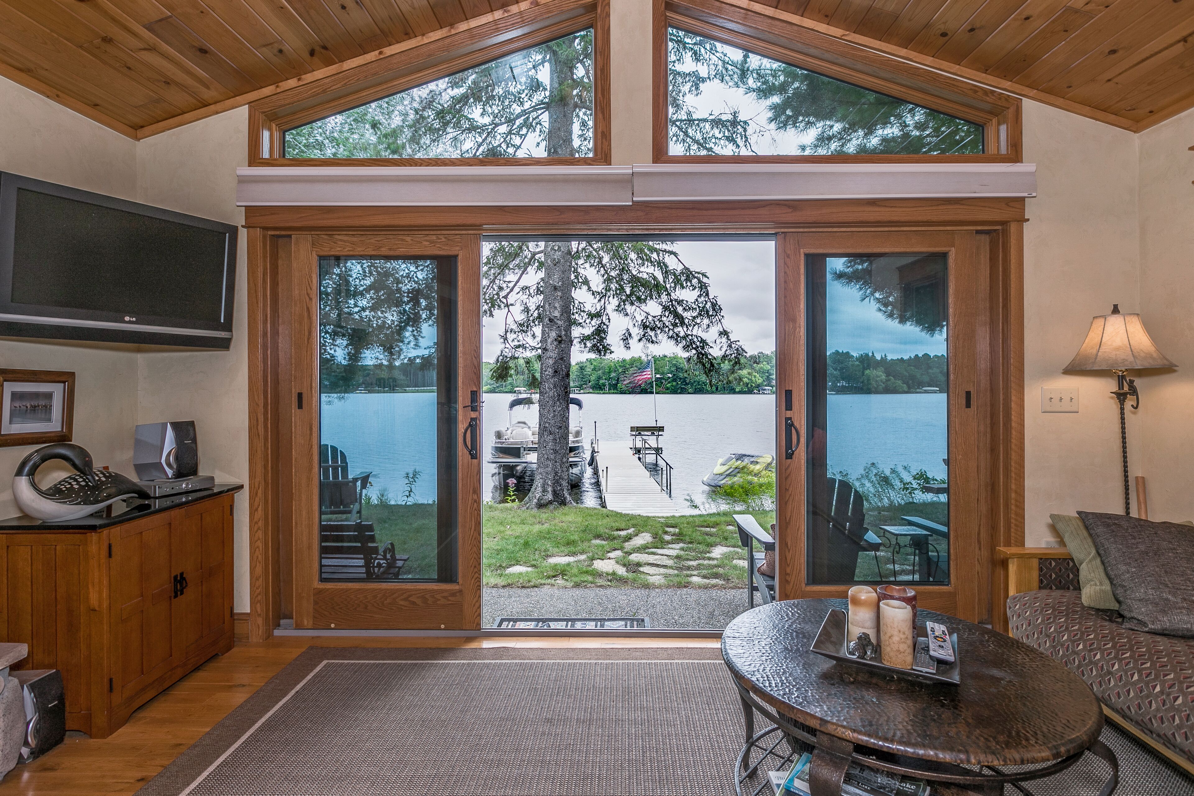 Smart-TV, Kamin, Stereoanlage