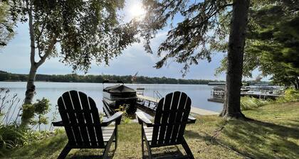 Cozy house just feet from the water. "Lake Life" 70 minutes from Maple Grove