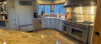 CR1 Luxury ski-in/out, chef kitchen, AC, wifi, large deck with fire pit and Hot Tub! Pool/gym passes