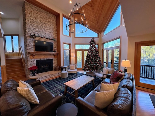 CR1 Luxury ski-in/out, chef kitchen, AC, wifi, large deck with fire pit and Hot Tub! Pool/gym passes