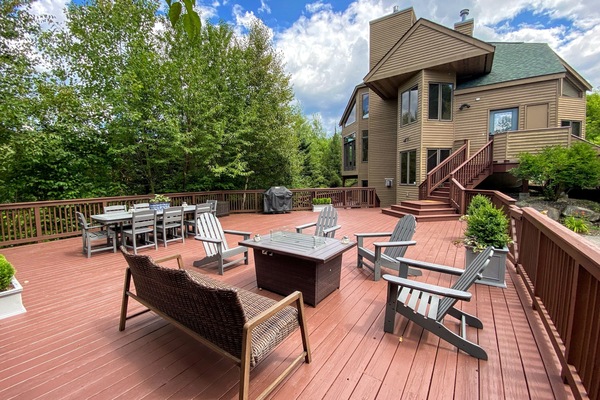Experience mountain living at its finest in this beautifully renovated, three-level ski-in/ski-out townhouse, nestled in the exclusive Crawford Ridge community.