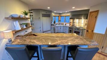 JÀÀkaappi, mikroaaltouuni, uuni, liesi