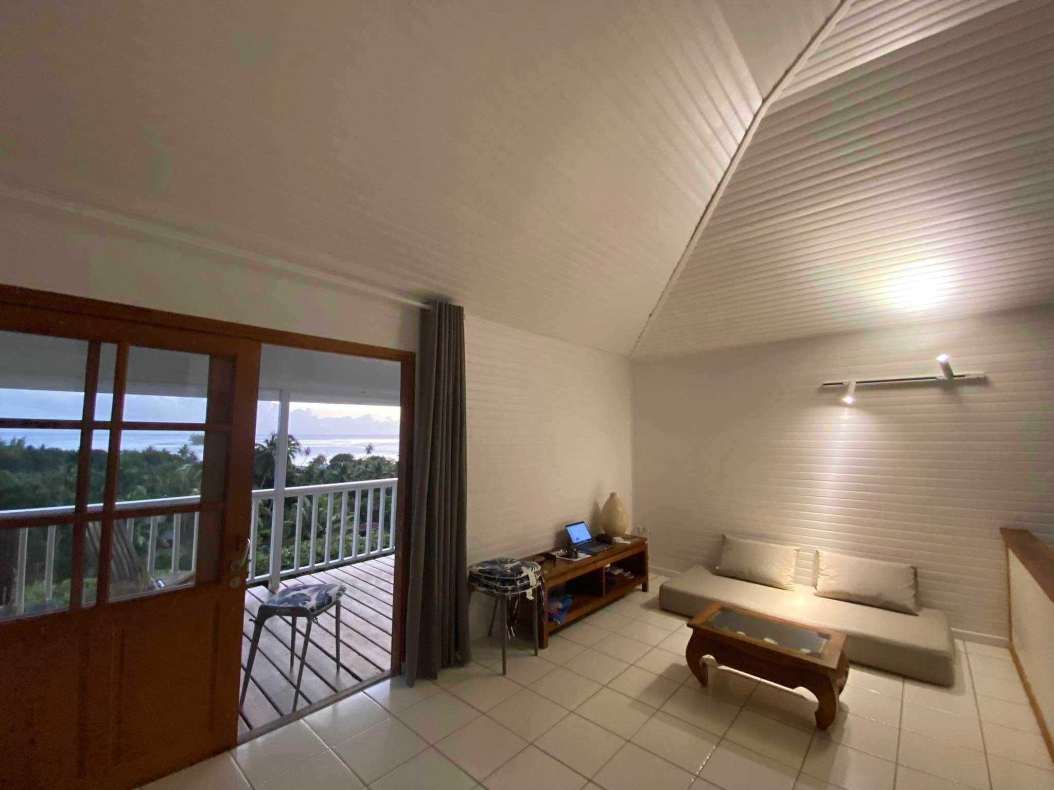 Air-conditioned bungalow with stunning views and swimming pool in Uturoa, French Polynesia