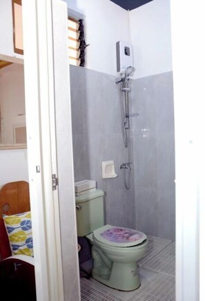Doccia, asciugacapelli, asciugamani, sapone