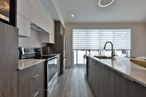 Frigorífico, microondas, horno y placa de cocina