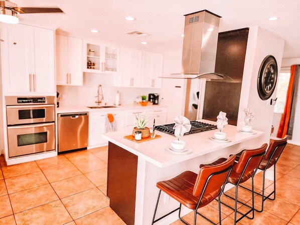 Refrigerador, microondas, horno y parrilla de estufa 