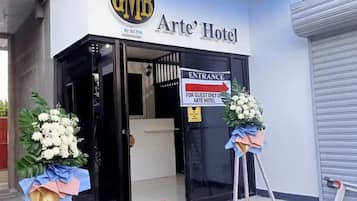 La entrada del Hotel Arte' con un letrero que indica que es solo para huéspedes.