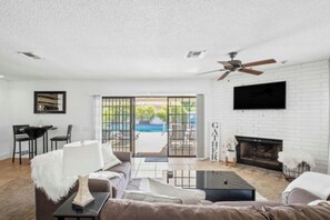 スマートテレビ、暖炉、PC モニター