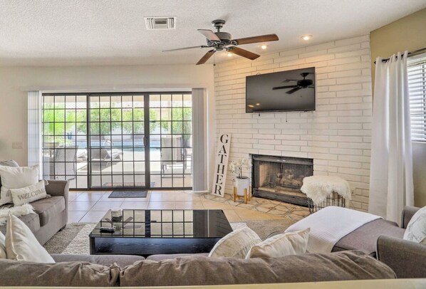 スマートテレビ、暖炉、PC モニター