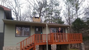 Une maison avec un escalier en bois menant à un porche.
