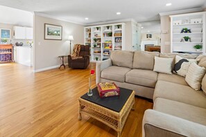 Smart-TV, peis, bordtennis og bøker