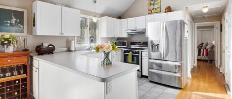 Een koelkast, een magnetron, een oven, een kookplaat