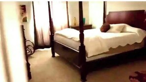 2 多间卧室、客房内保险箱、办公桌、收费 WiFi