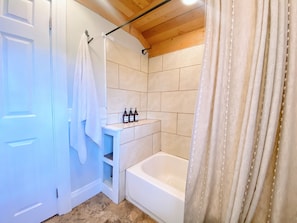 Ensemble baignoire-douche, séchoir à cheveux, serviettes fournies, savon