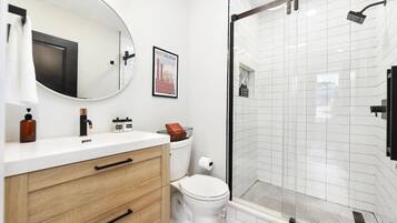 Kombination af bruser/badekar, miljøvenlige toiletartikler, hårtørrer