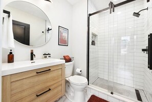 Combined shower/bathtub, eco-friendly toiletries, hair dryer, towels - Theater Room, King + Queen Beds, Great Kitchen! (Pittsburgh)