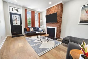 TV connectée, chaîne hi-fi, espaces bureaux, écrans d'ordinateur