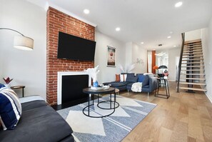 TV connectée, chaîne hi-fi, espaces bureaux, écrans d'ordinateur