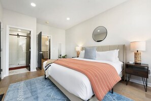 3 bedrooms, desk, iron/ironing board, free WiFi - Theater Room, King + Queen Beds, Great Kitchen! (Pittsburgh)