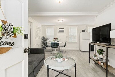 2-Bedroom Apartment Located Near Downtown Lakeland & Lake Hollingsworth
