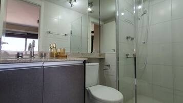 Secador de cabelo, toalhas de banho