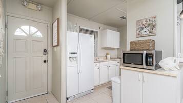 House, 2 Bedrooms | Private kitchen